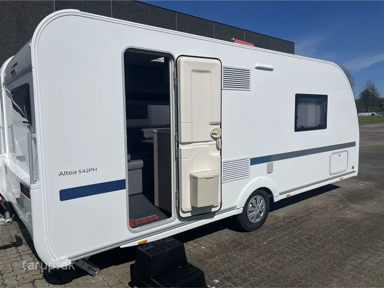 Billede 2 - 2026 - Adria Altea 542 PH   Fritstillet dobbeltseng, glatte glasfibersider, frontkøkken, side-siddegruppe, myggenetsdør, blæservarme, el-gulvvarme, stabilisator