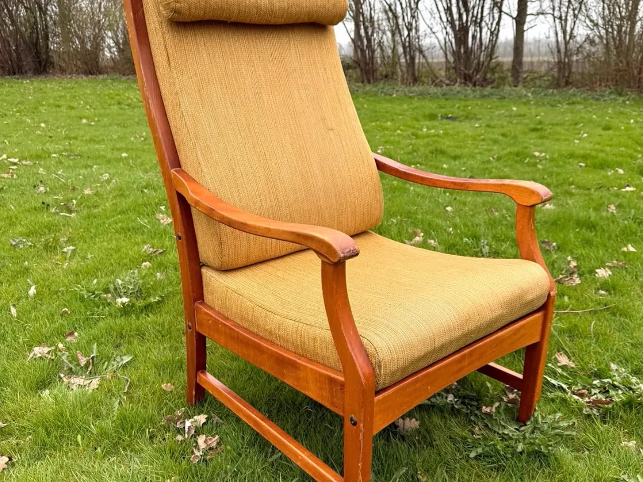 Billede 1 - Retro lænestol i træ – god siddekomfort.