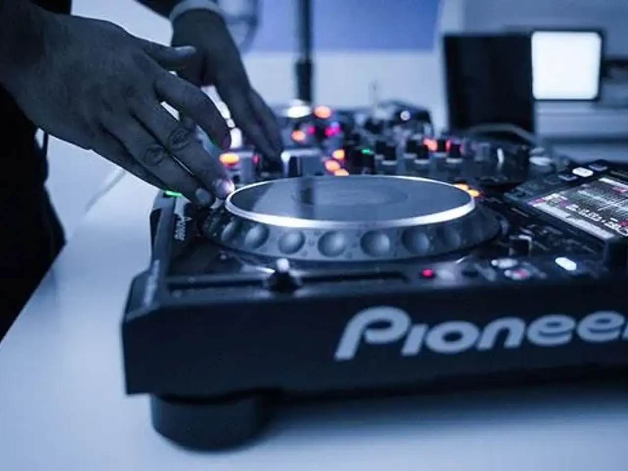 Billede 1 - DJ til din fest, fødselsdag, julefrokost, bryllup