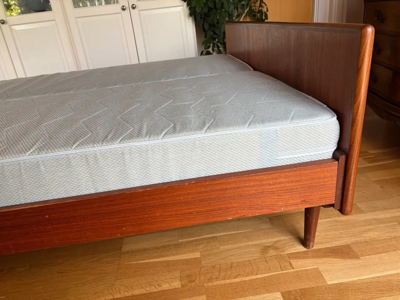 Billede 4 - Flot teak seng med madrasser fra HUMA