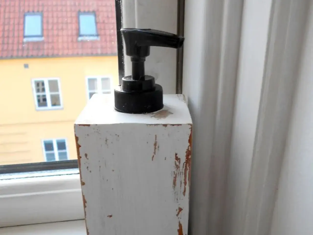 Billede 1 - Sæbepumpe i malet træ 11x7