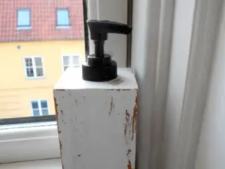 Sæbepumpe i malet træ 11x7