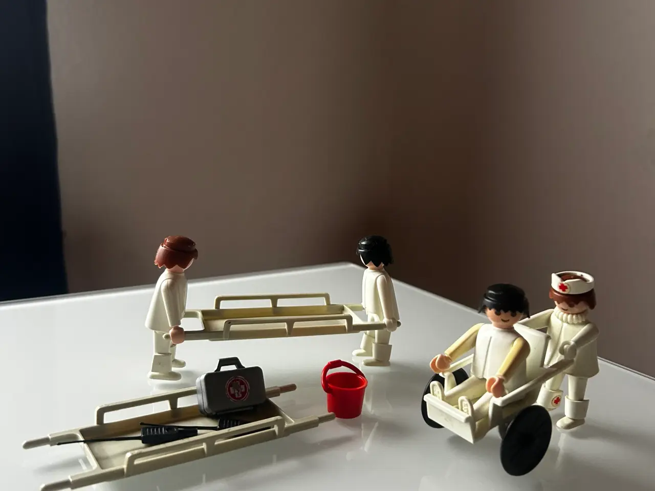 Billede 1 - Playmobil gamle hospital med læger