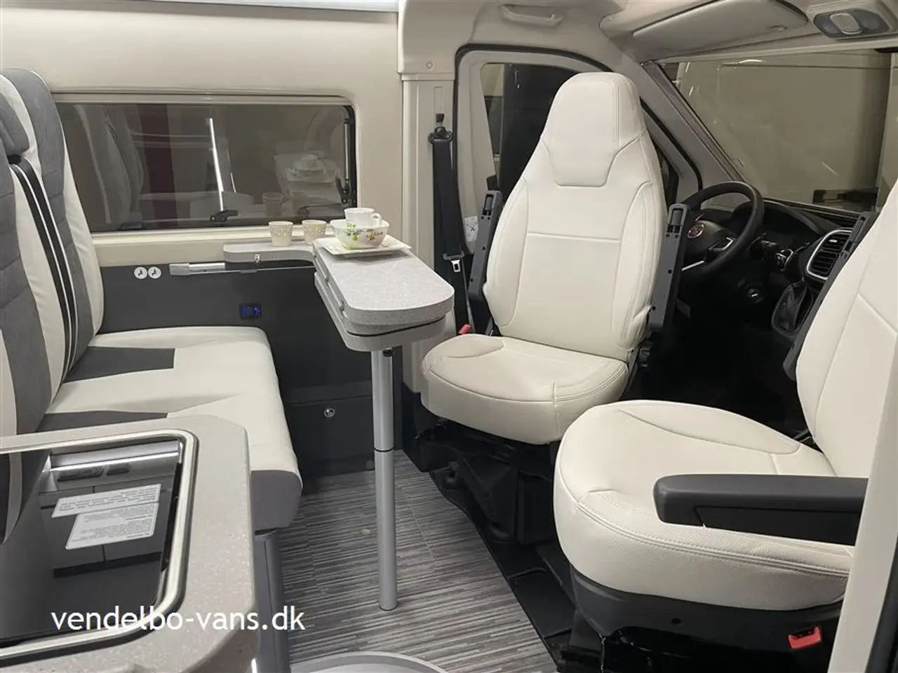 Billede 4 - 2022 - McLouis Menfys Van 04 Prestige Matic Det er CamperVan topudgaven med masser af udstyr - Prestige Matic