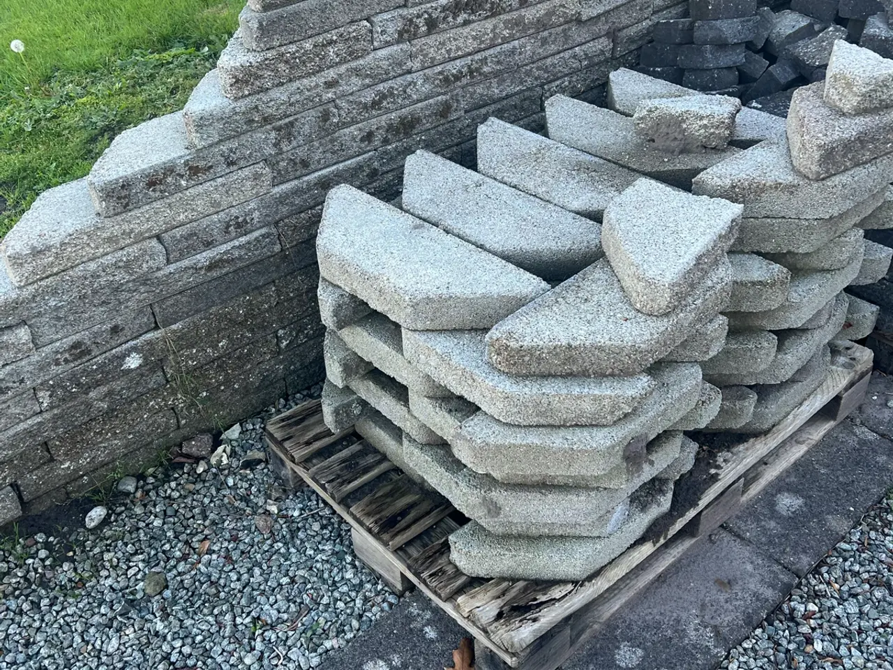 Billede 1 - Knækfliser i beton – 5 kr. pr. stk. – hent selv