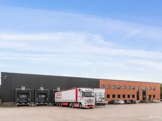 Højloftet lagerejendom beliggende i industri-og logistikklyngen i Kolding kun 5 minutter fra E45 og E20