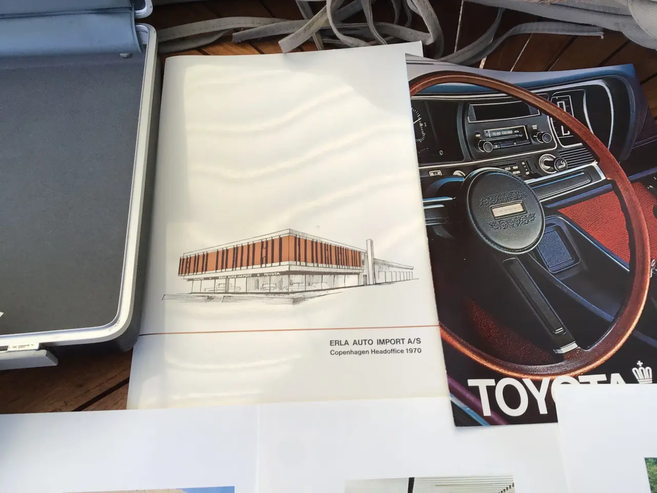 Billede 4 - Toyota salgstaske fra 1972 med indhold