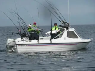 Warrior 165 på 1300 kg. Hallmark trailer