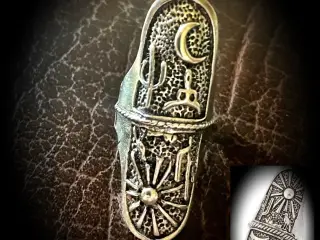 * Ring med ørken-symboler - i Tibetansk Sølv