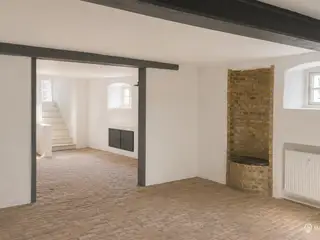 Historisk erhvervslejemål med rå detaljer