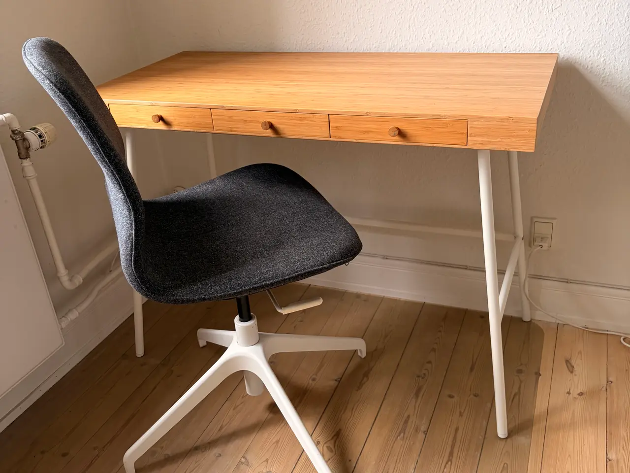 Billede 2 - IKEA Skrivebord + stol (NÆSTEN SOM NYT)