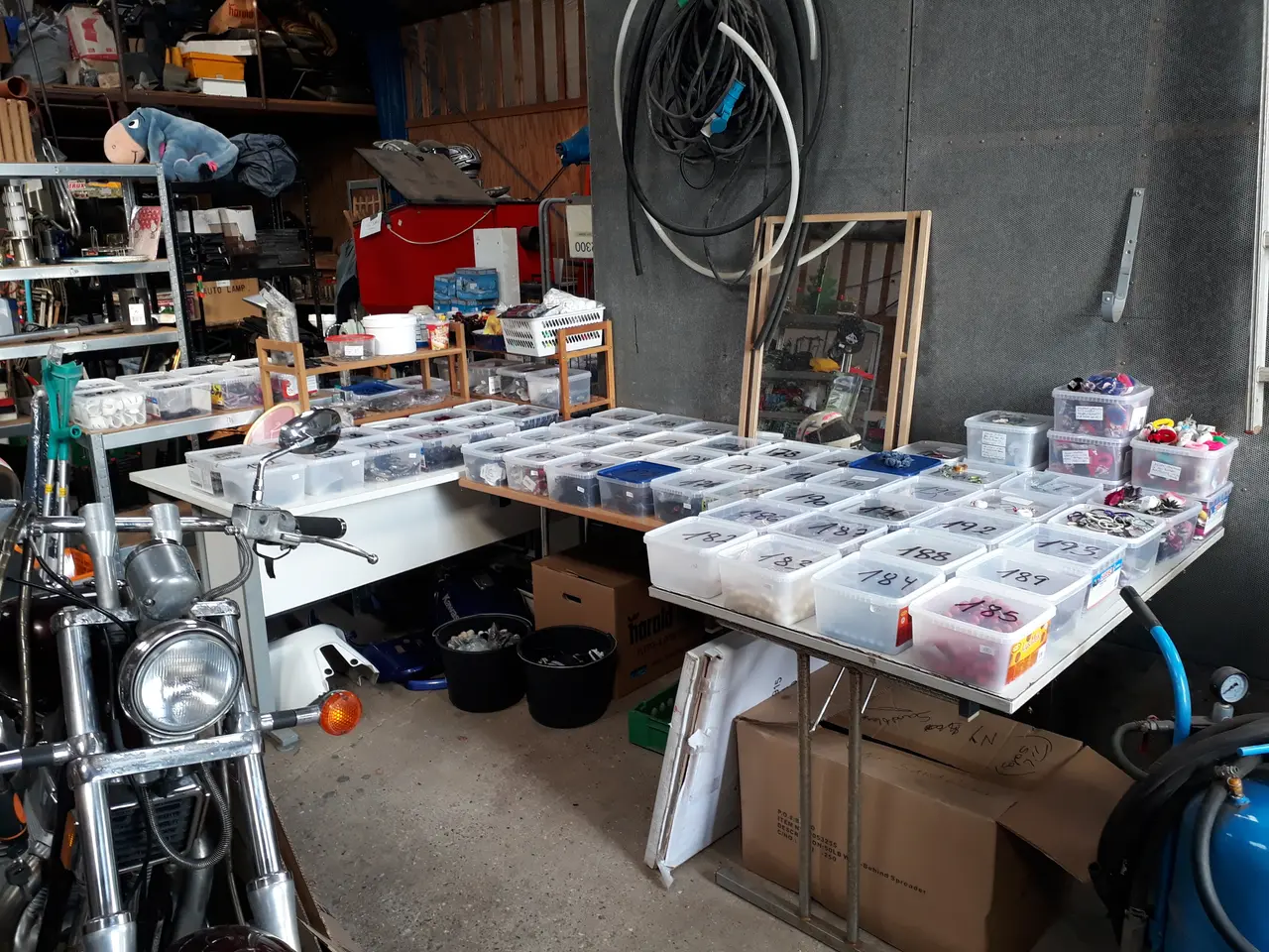 Billede 2 - Diverse Smykker sorteret i plast kasser.  