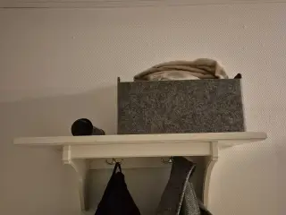 Hvid IKEA hemnes hattehylde med knager