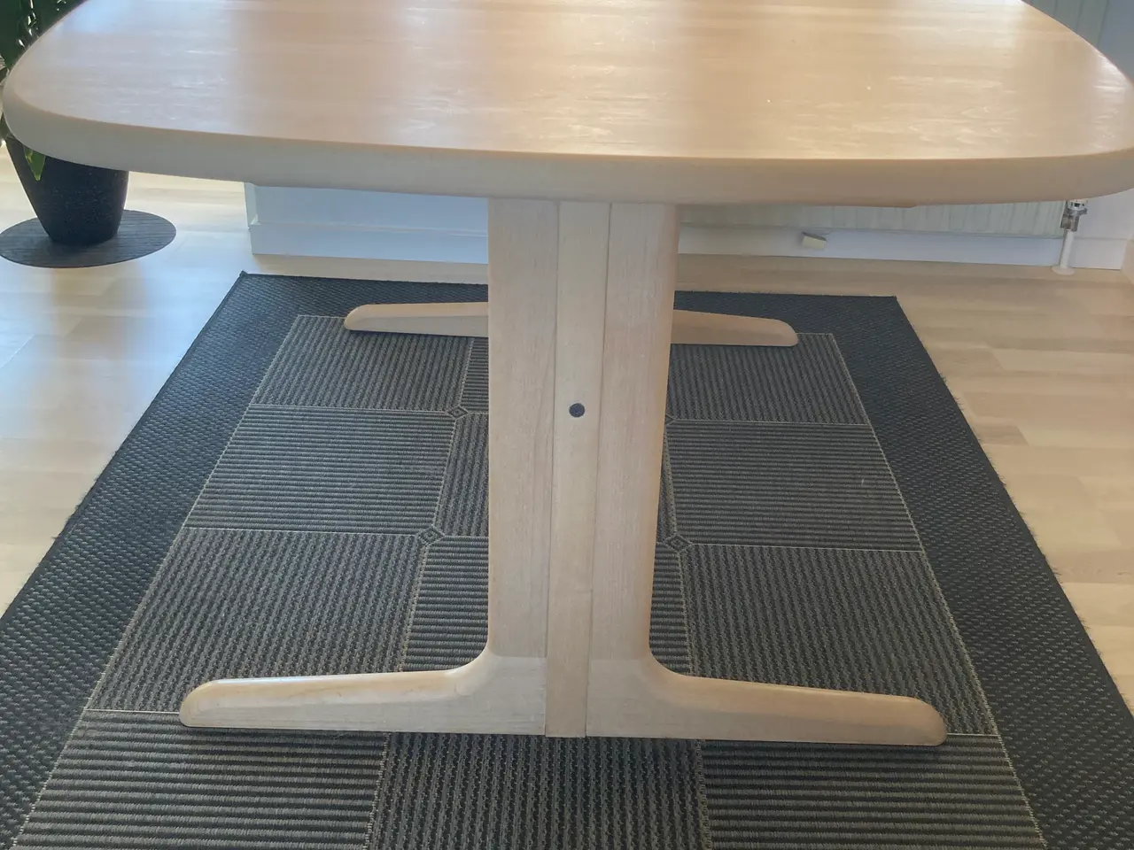 Billede 3 - Spisebord i Sæbebehandlet bøg.