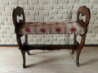 Klaverbænk med flot broderi