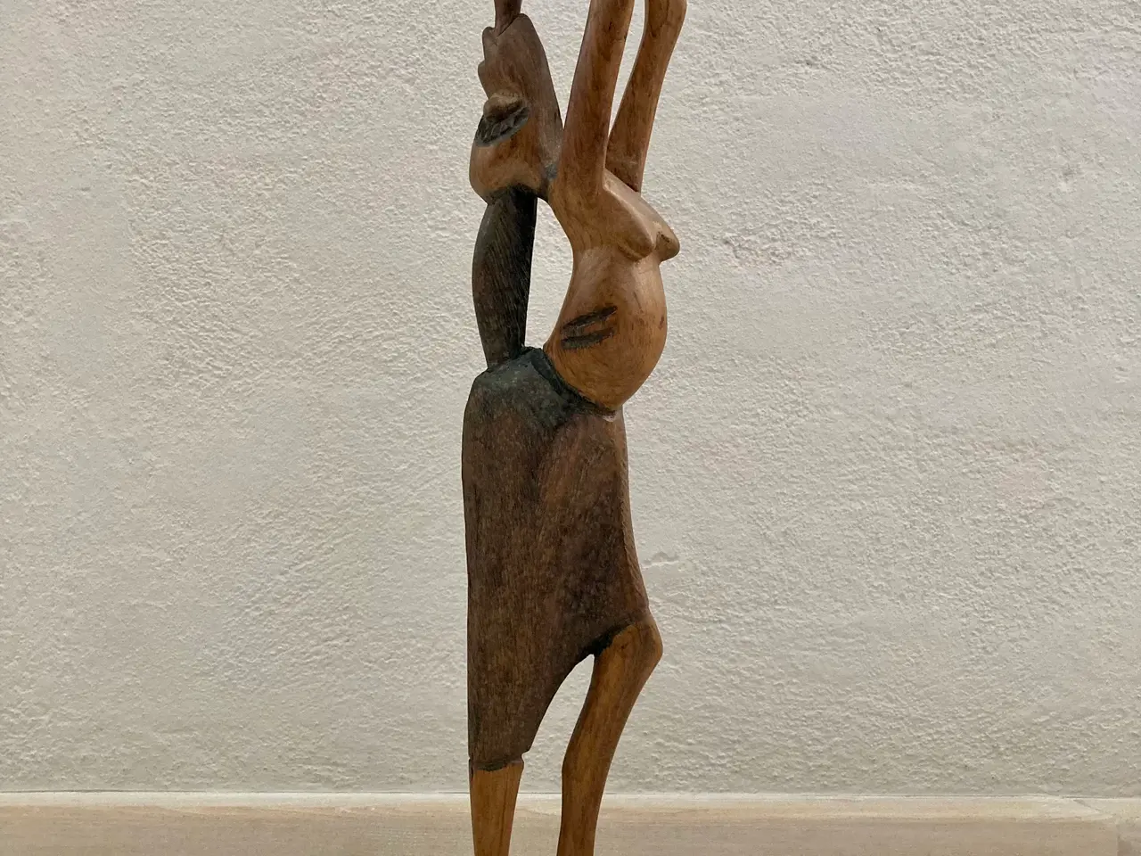 Billede 1 - Skulptur 59 cm håndskåret træfigur, kvinde med dyr