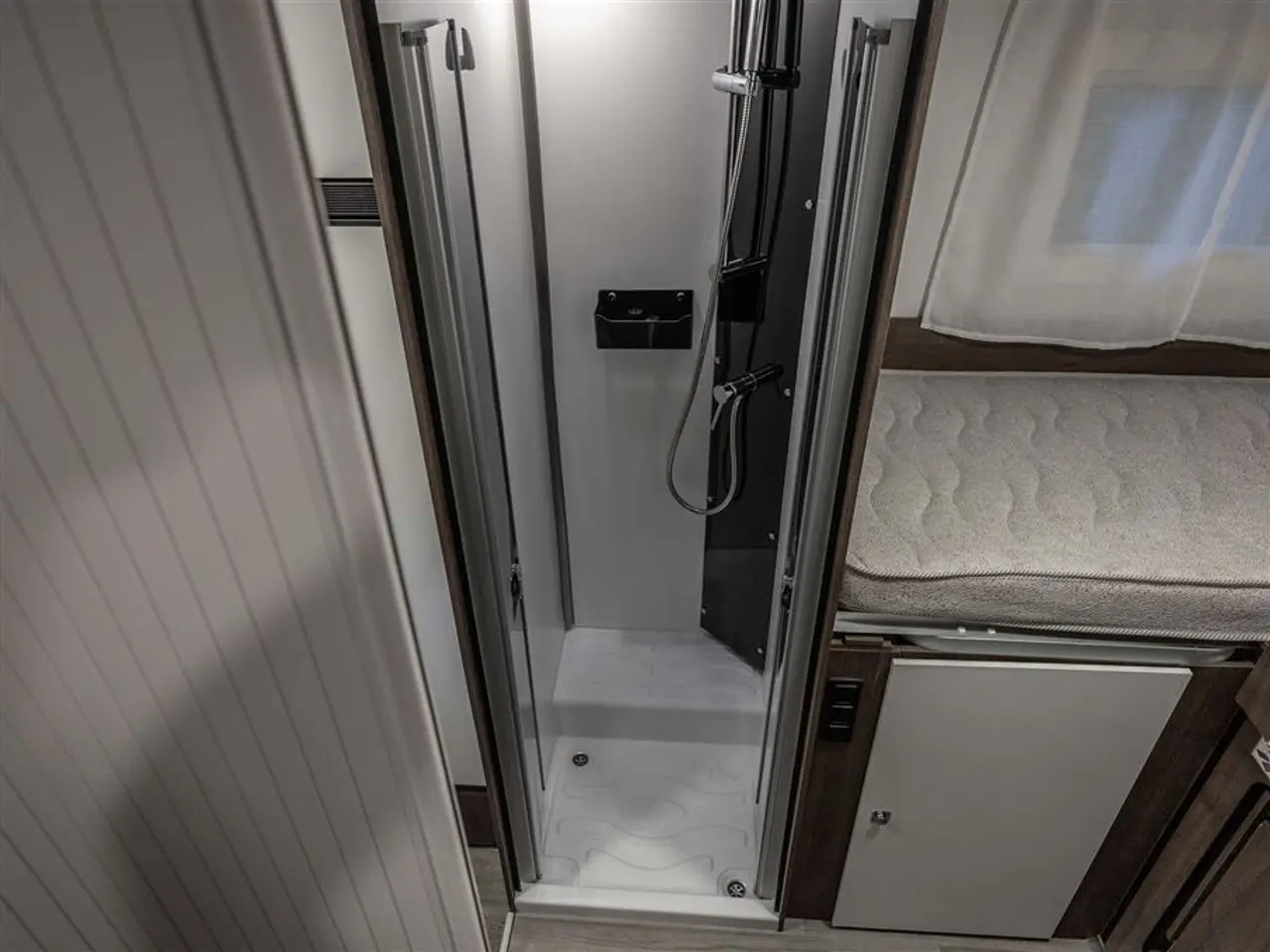 Billede 18 - 2027 - Benimar Sport 363 UP Automat gear - Dieselfyr - 12V kompressor køl - 200W solcelle