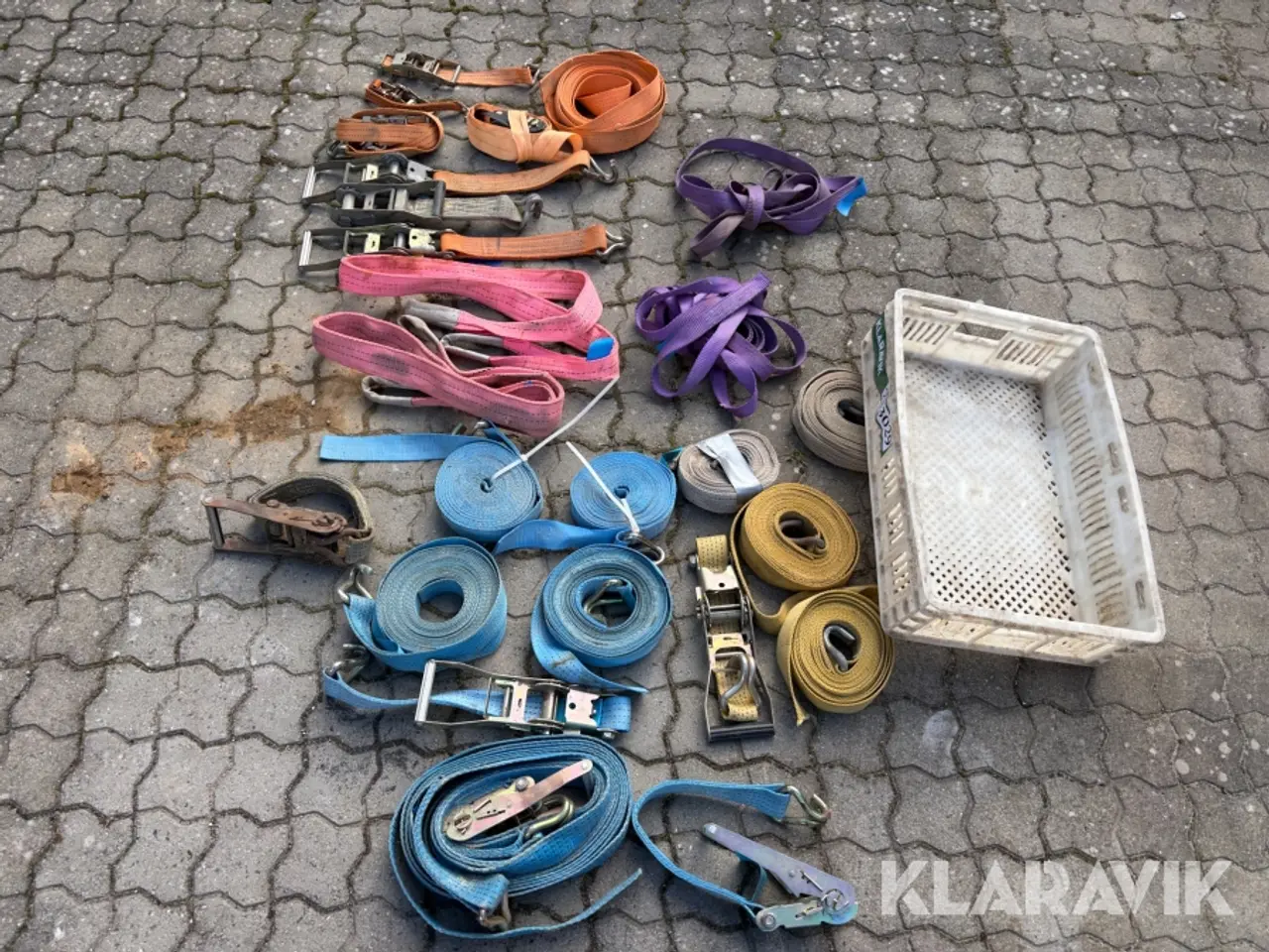 Billede 4 - Med skralder, kroge og plastkasse