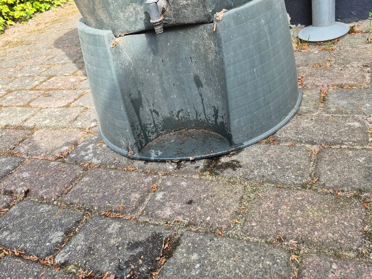 Billede 3 - Regnvandstønde og fod.