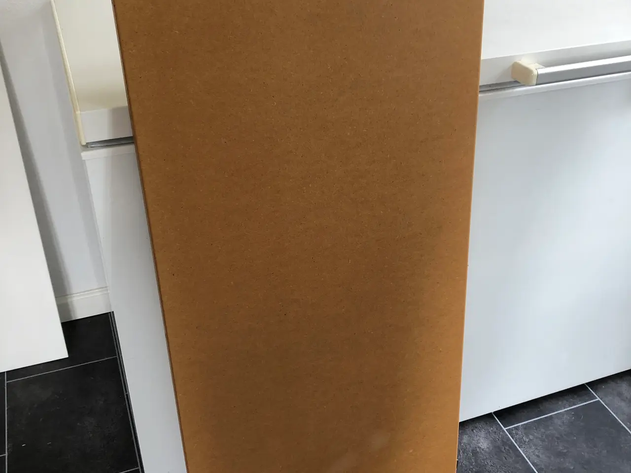 Billede 3 - Spisebord med 2 tillægsplader og 5 stole
