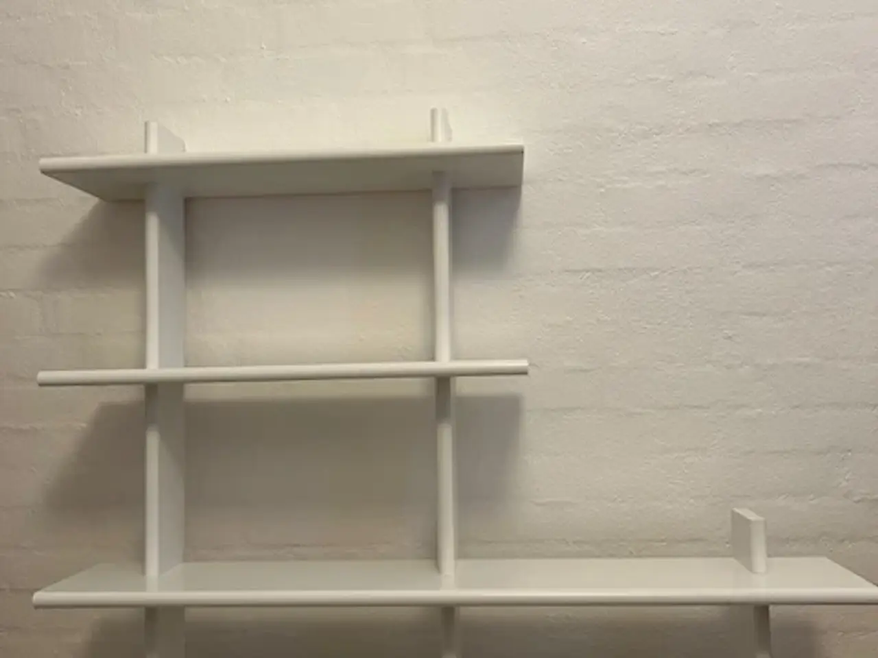 Billede 1 - Væg reol i hvid lak, dybde 18 cm