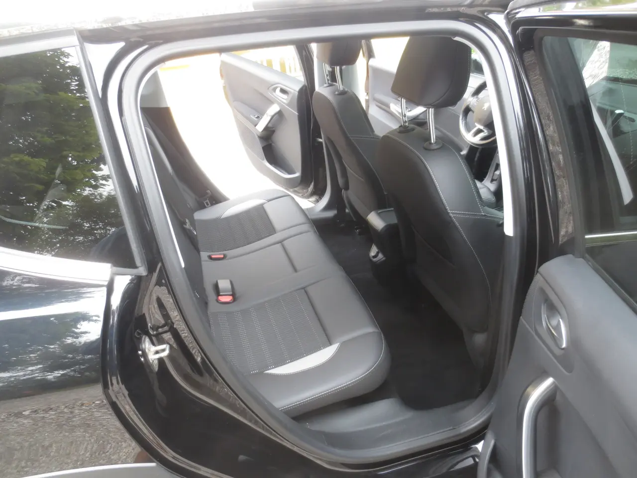 Billede 12 - Pæn Peugeot 2008 1.6 HDi År 17. Nysynet.