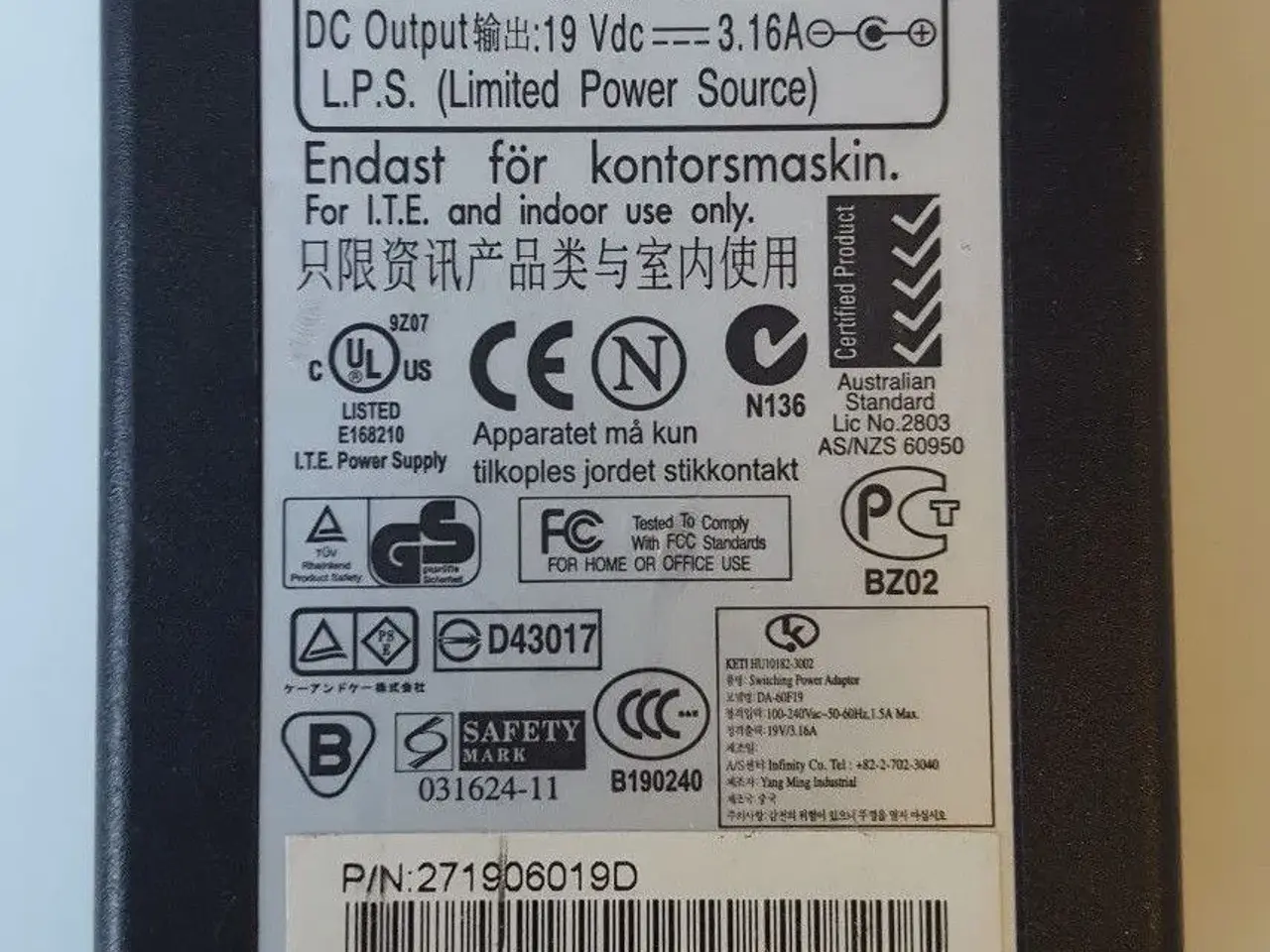 Billede 2 - Strømforsyning APD DA-60F19 AC/DC Adapter 19V