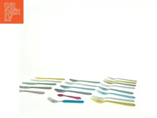 Pastelfarvede plastbestik fra ikea(str. 16 x 3 cm)