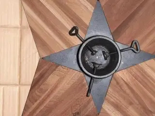 Juletræs fod fra Bodum. I massiv træ og metal