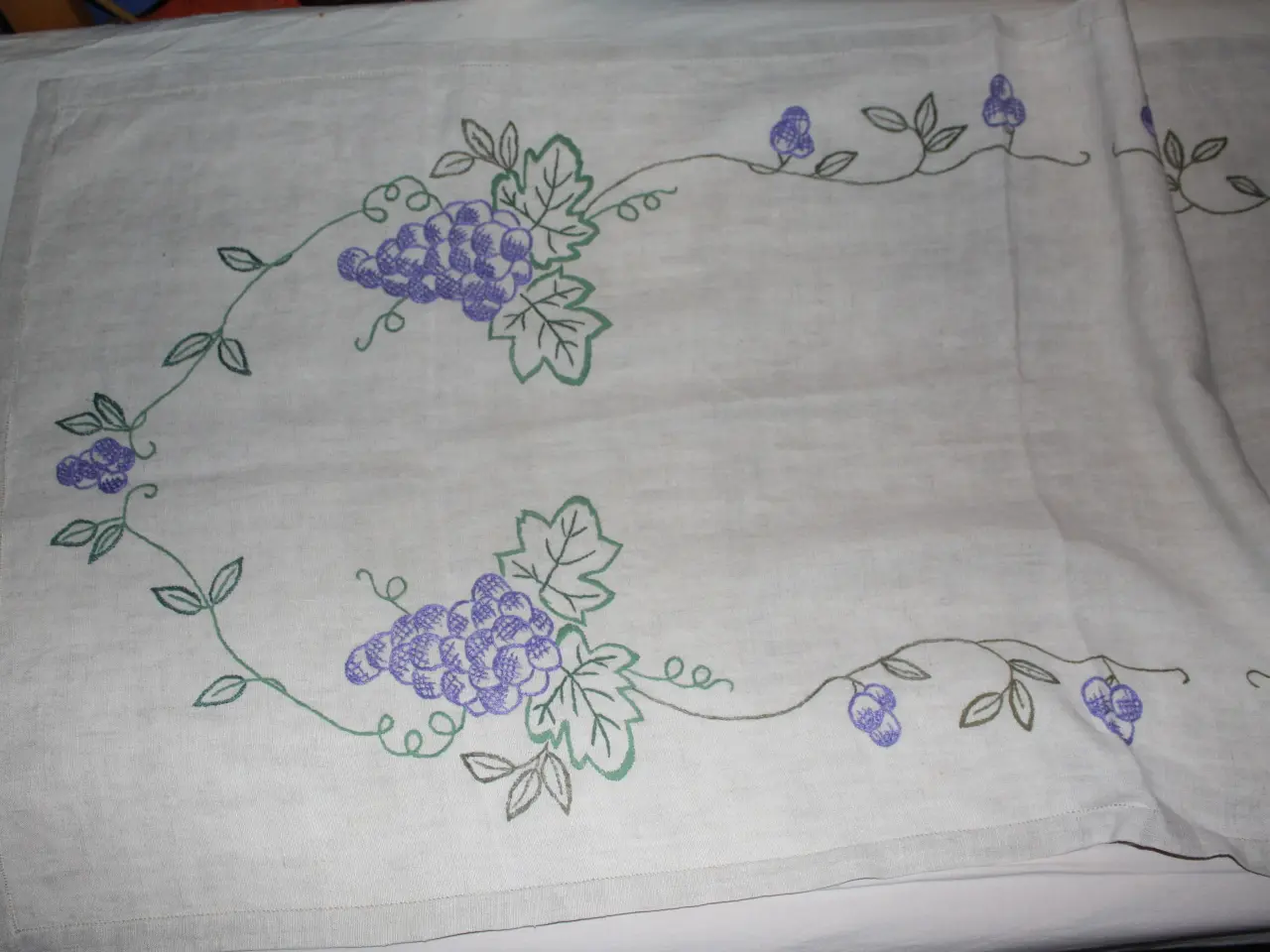 Billede 3 - Dug, broderet på hørlærred 66 x 170 cm