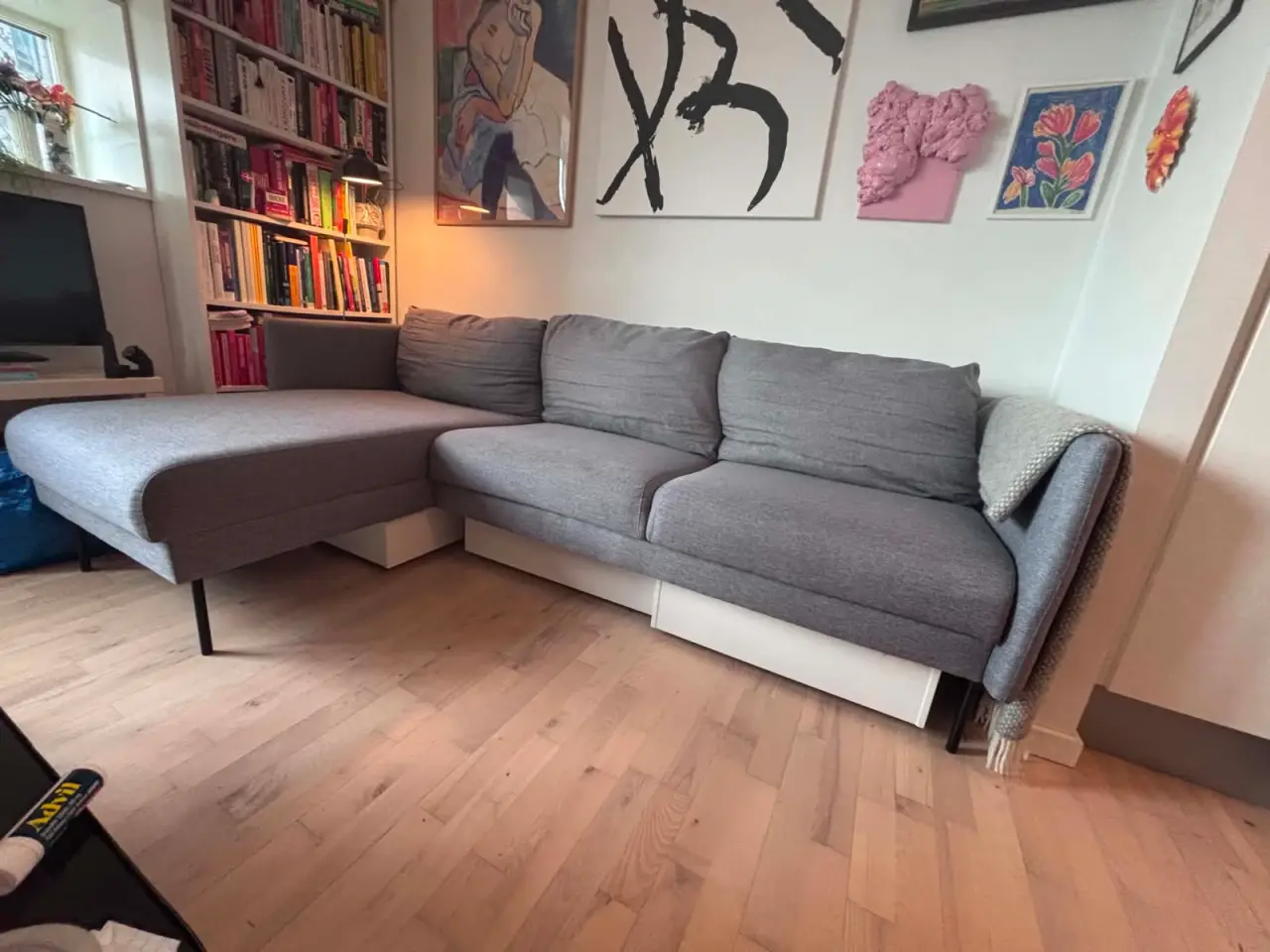 Billede 1 - Grå sofa sælges