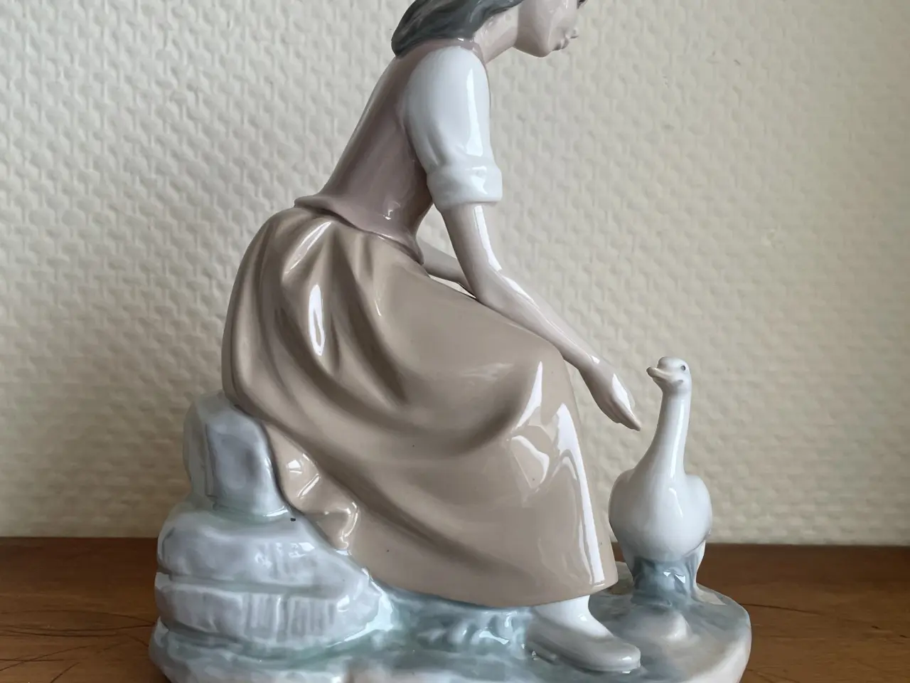 Billede 2 - ‘Ung Pige Fodre And’ NAO/Lladro (1. Sort.) !