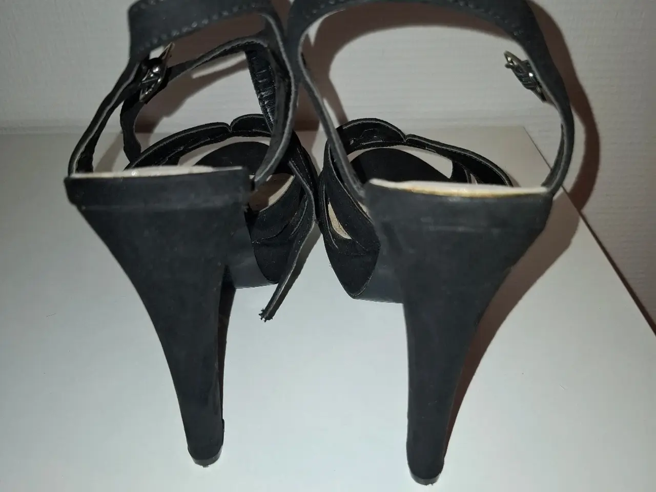 Billede 3 - Højhælet Ruskinds Sandaler