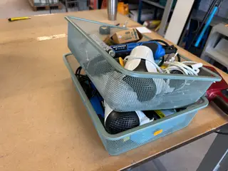 2 stk. Metalbakker L41,5, B30, H10 med maskiner, værktøj mm.