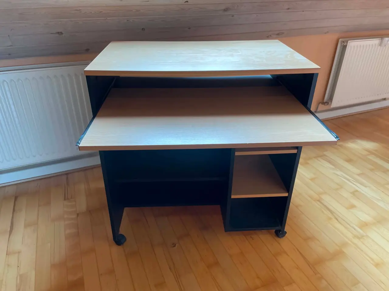 Billede 2 - Meget velholdt Computerbord sælges