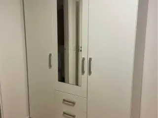 Vellerup garderobeskab fra Jysk