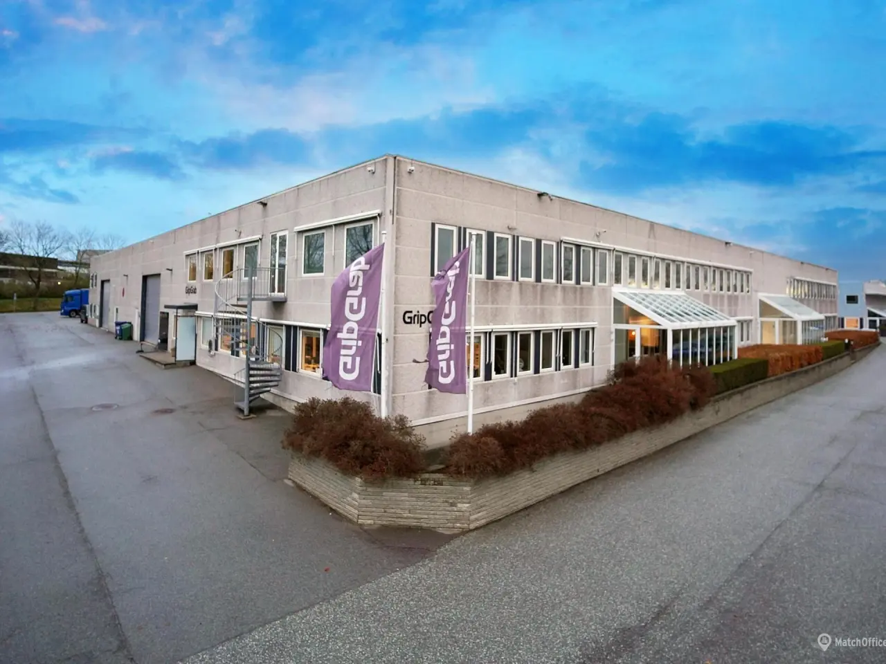 Billede 14 - Stort og højloftet lagerlokale med tilhørende kontorlokale.