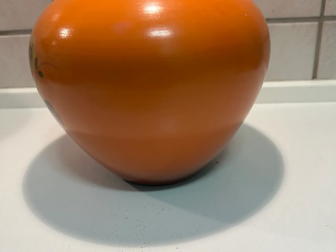 Billede 2 - Vase i orange med brun hals og blomst deco. VINTAG