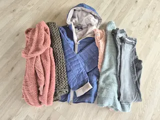 Tøjpakke, 4 Bluser, 1 Jakke og 1 Par Bukser Str M 