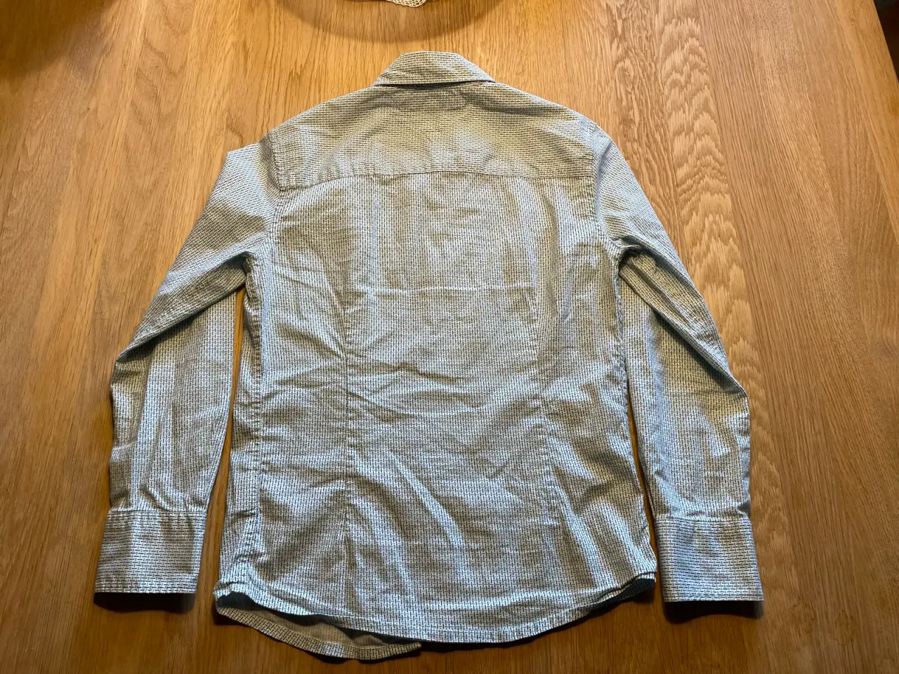 Billede 8 - T shirt fra Hummel str. 128