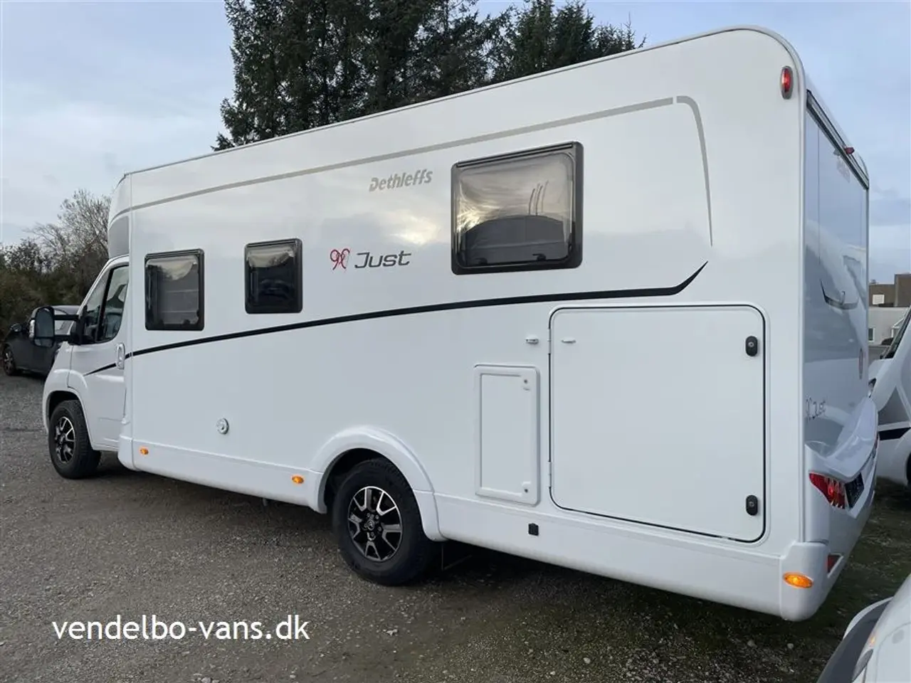 Billede 2 - 2024 - Dethleffs Just T 7052 DBM - 90 Year   Fritstående dobbeltseng med ekstra  stor garage neden under
