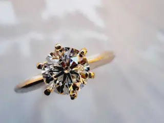 18 karat guldring 0.60 carat diamant