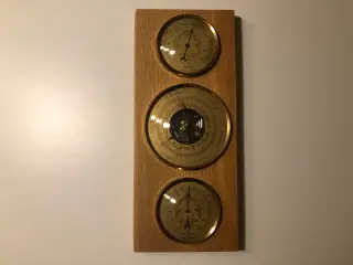 Egetræs plade med barometer, termometer og hygrome
