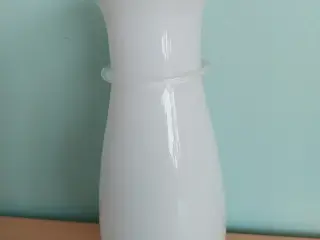 Vase, hvid farve glas