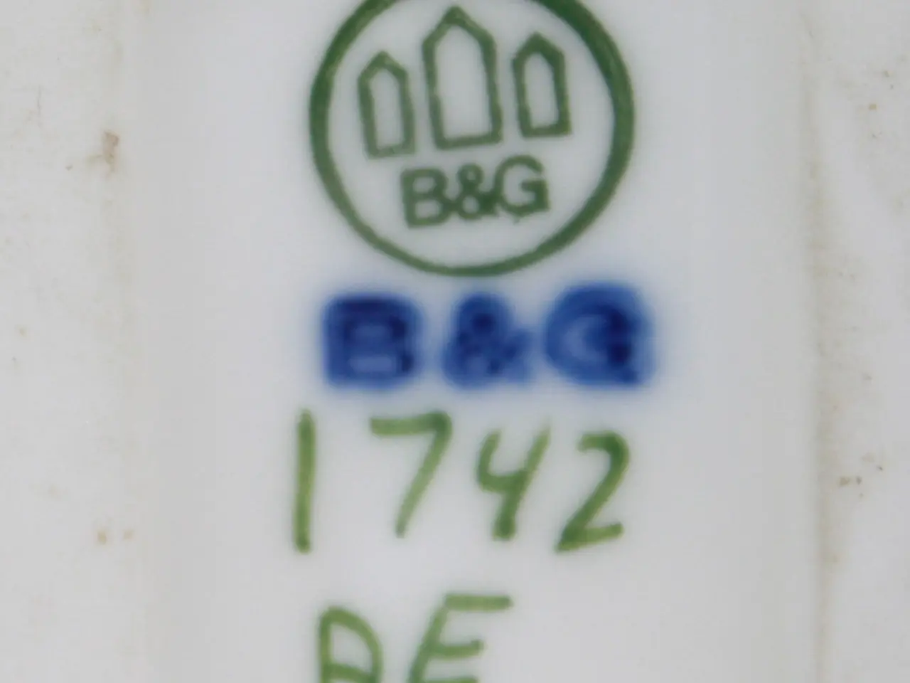 Billede 11 - Dreng, der sidder på bøger, figur fra B & G