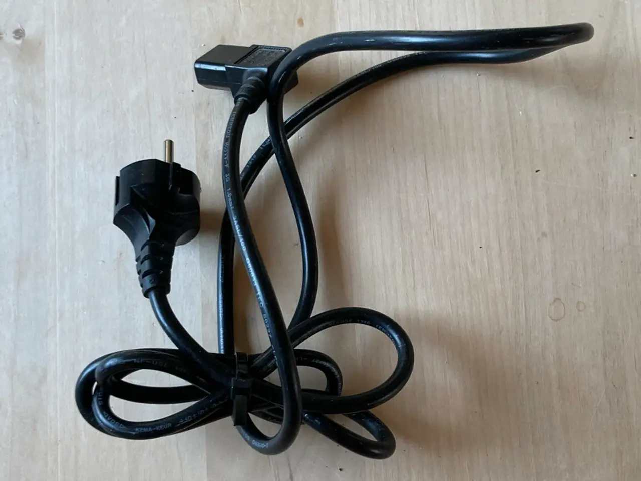 Billede 1 - Sort strømledning til TV; 230V med schuko stik