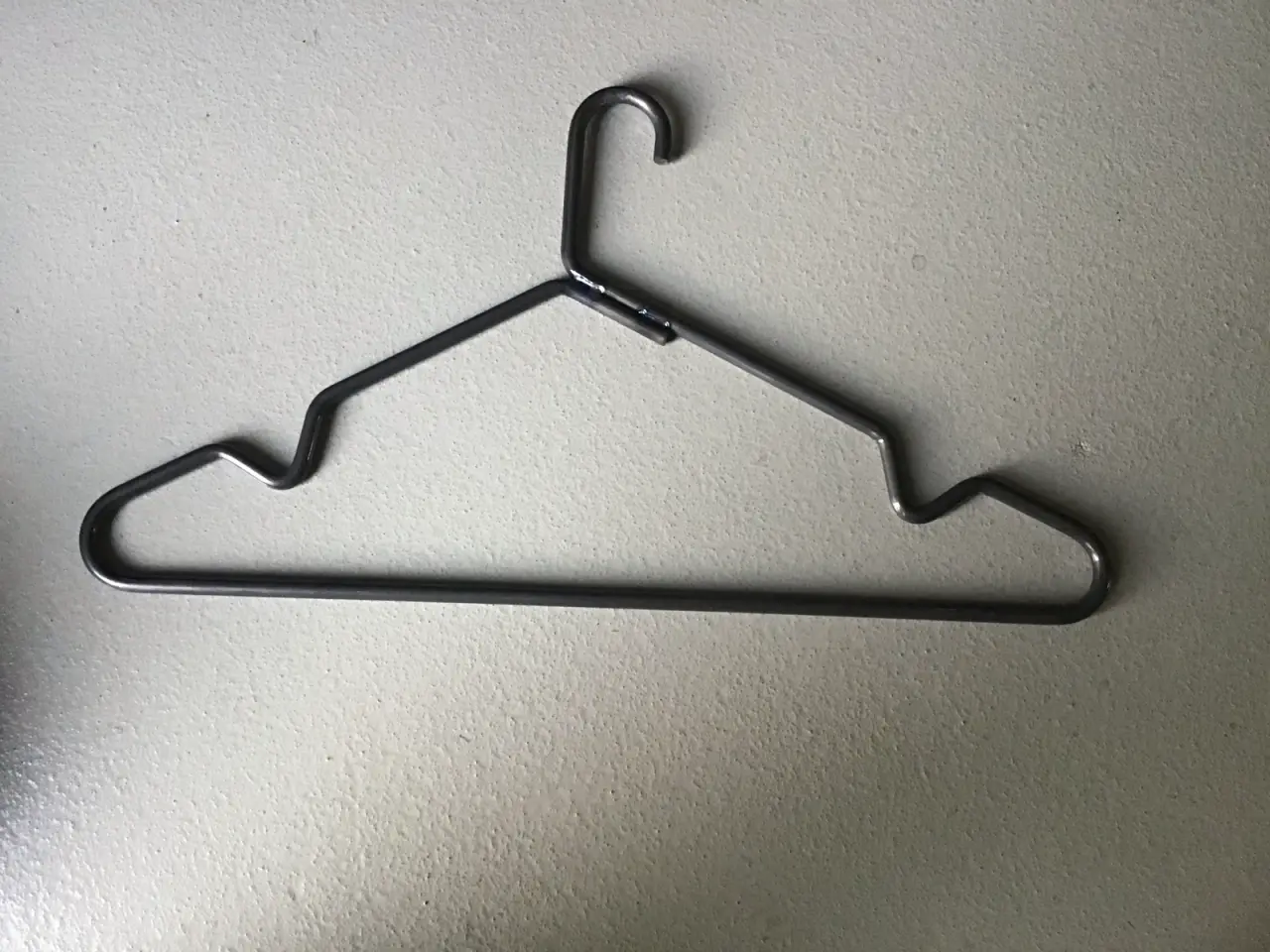 Billede 1 - Metal bøjler a’ 25 kr, min fire stk