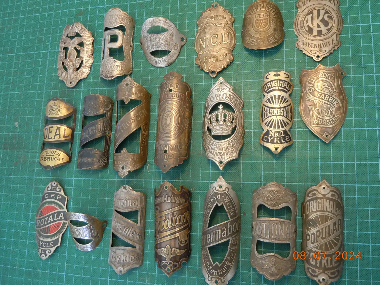 Billede 9 - Metalskilte fra ældgamle cykler.