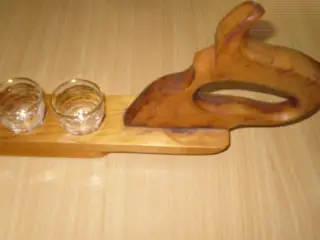 Manglebræt/HØVL med 10 små shotsglas.