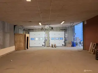 Højloftet lager med rampeporte